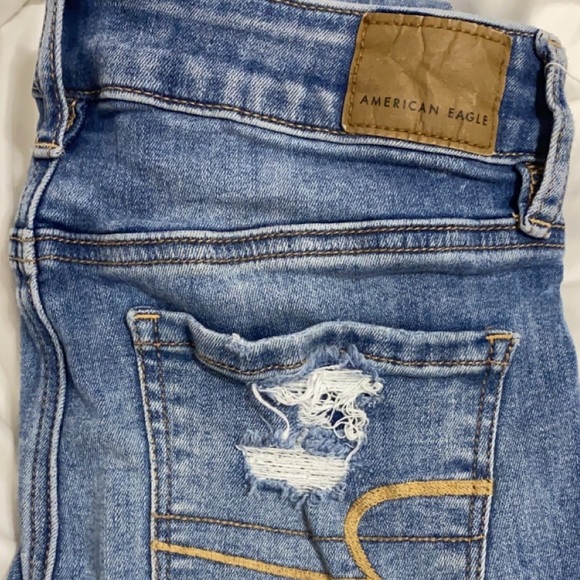 Brand new American Eagle size 2 gently used ripped jeans - Picture 1 of 7